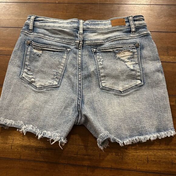 Judy Blue Light Wash Distressed Raw Hem Jean Shorts Size Large JB150018 - Picture 2 of 10